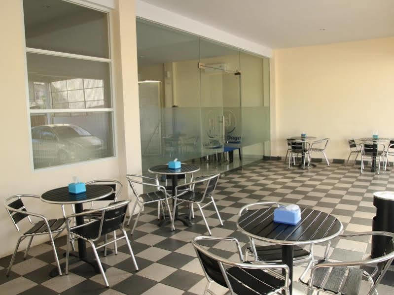 Daya Hotel Макасар Екстериор снимка